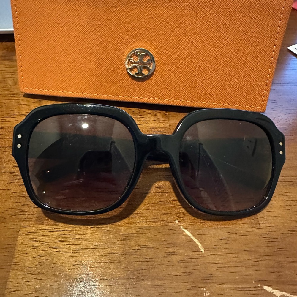 Tory Burch OVERSIZED SQUARE LOGO SUNGLASSES